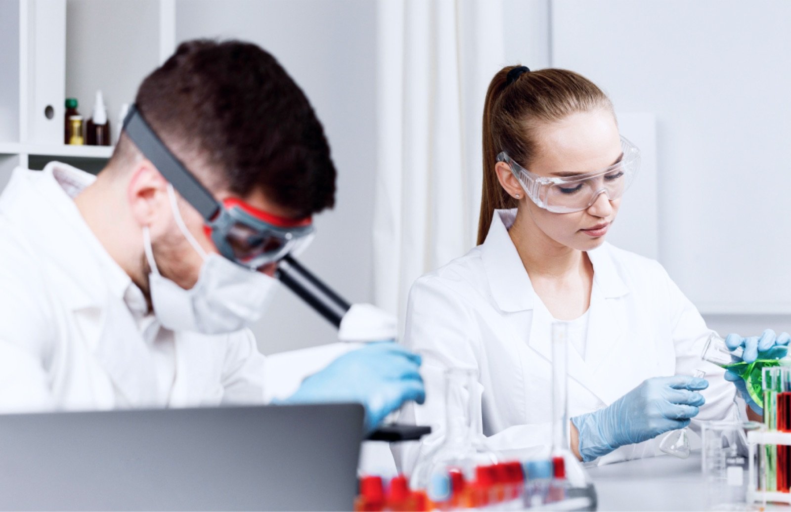 Profissionais em laboratório